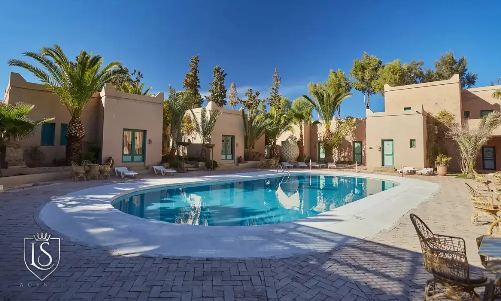 Villa de luxe avec piscine et palmiers, gérée par LS Agency à Marrakech